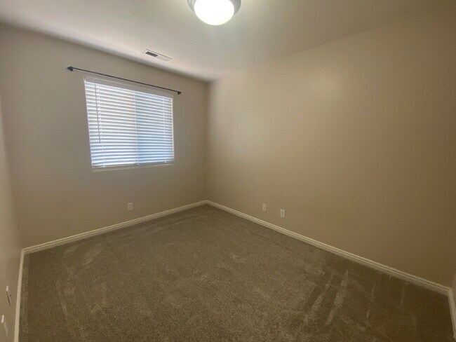 Building Photo - "Charming 3-Bedroom Townhouse with 2.5 Bat...