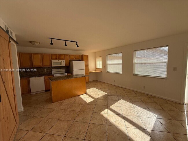 Building Photo - 4051 NE 13th Ave