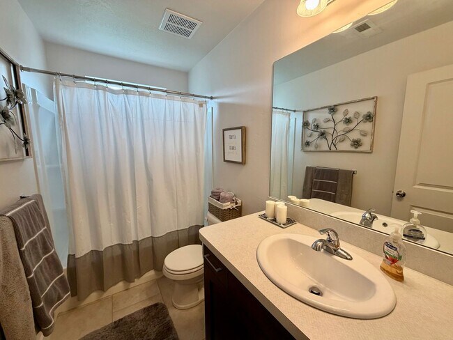Building Photo - Gorgeous Like-New Townhome