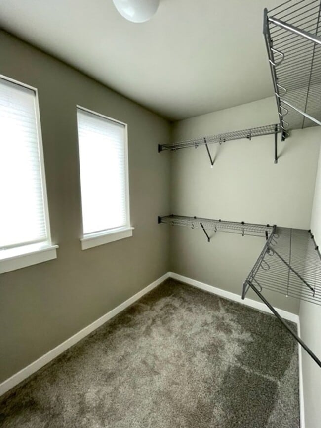 Building Photo - Like new 3 bedroom townhome in SE Bend!