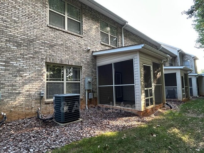 Building Photo - 45 Four Farms Cir