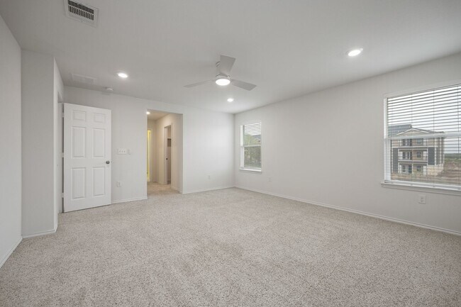 Building Photo - Beautiful 3BR Home with Open Floor Plan, Covered Patio & Private Fenced Yard in South Austin