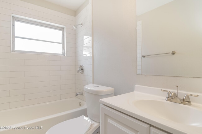 Building Photo - 1035 Country Club Blvd