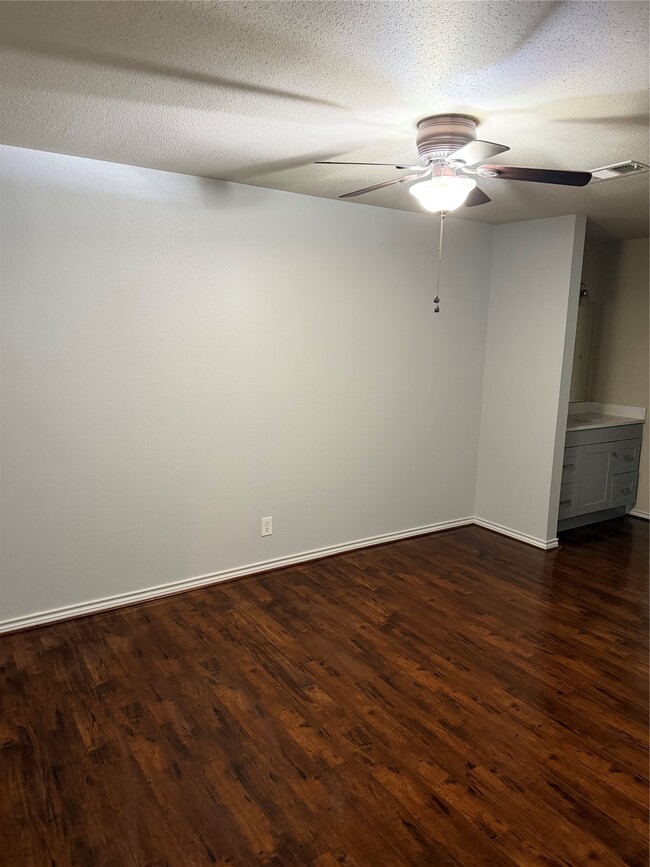 Building Photo - 732 Memorial Mews St