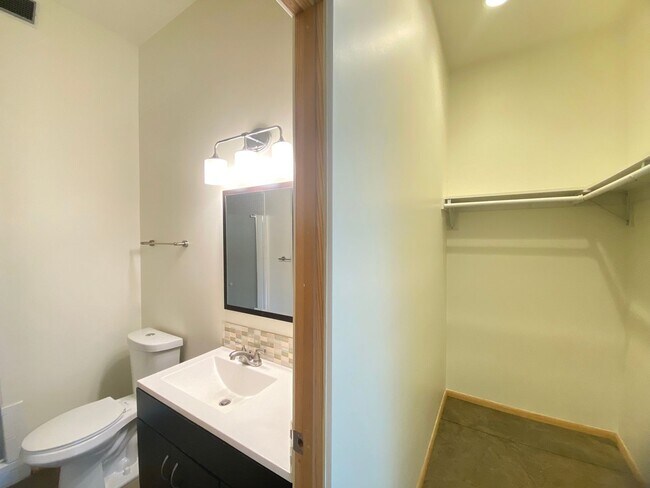 Building Photo - 1 MO. FREE RENT! Contemporary Retreat on Dunlap St.