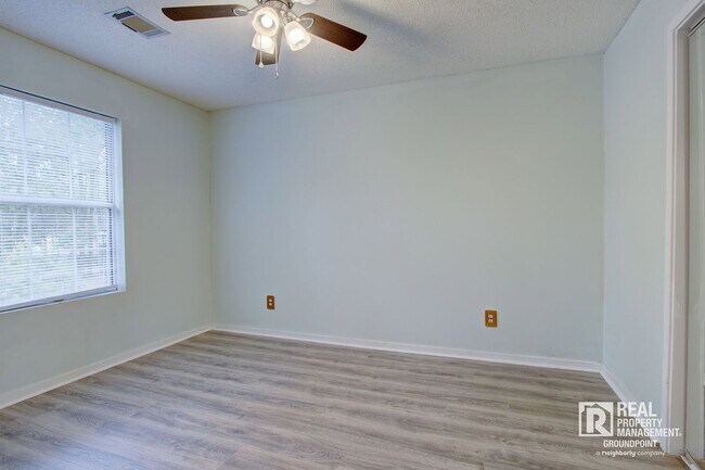 Building Photo - 7945 Parklane Ct