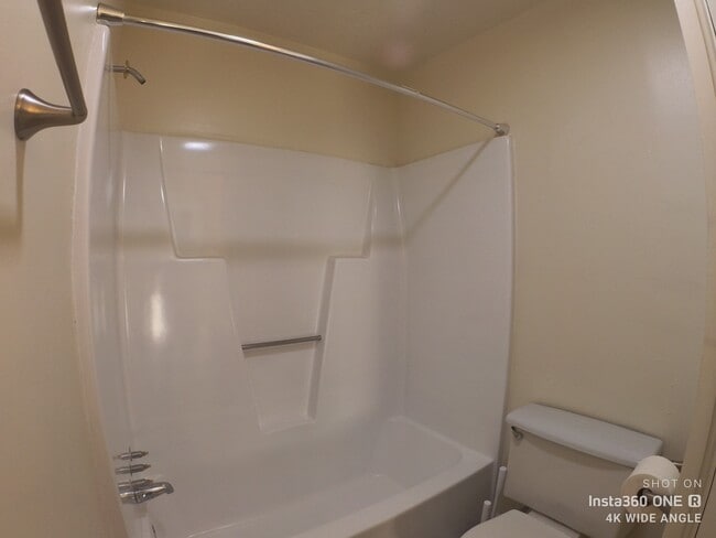Full Bath - 3137 Josephine St