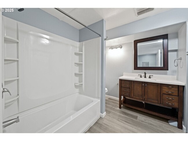 Building Photo - 3 levels, 7 bedrooms , lower level apartme...