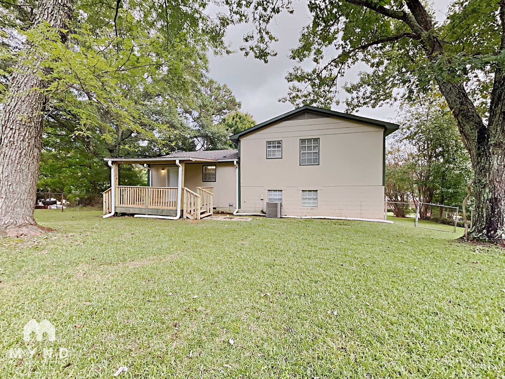 Building Photo - 2624 Garry St