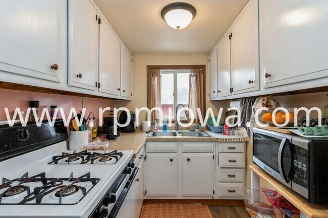 Building Photo - FENCED IN YARD!! 3 Bedroom, 2 Bath Home in Ames