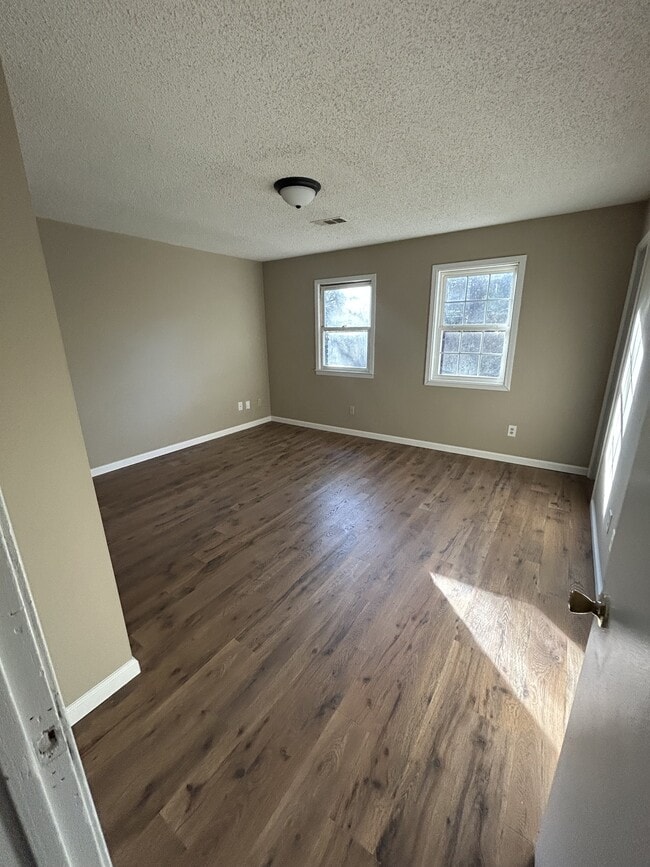 Building Photo - 303 Lake Dr