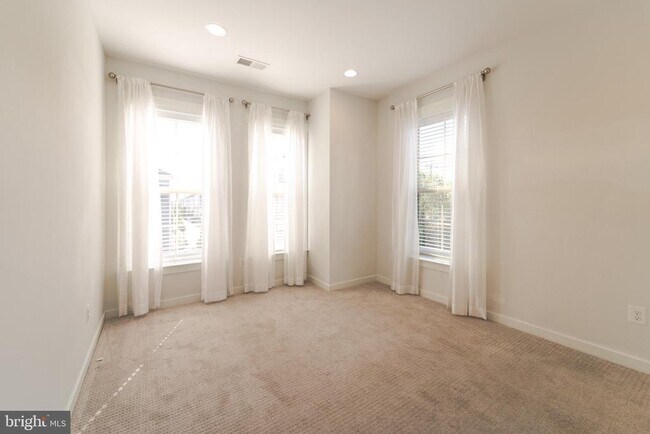 Building Photo - 10225 Hilltop Ascent Dr