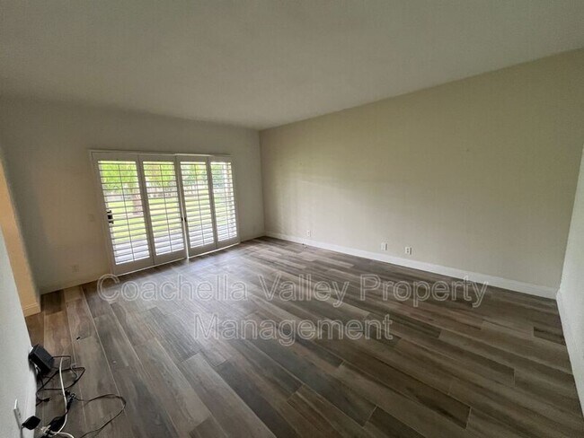 Building Photo - 289 Vista Royale Cir W