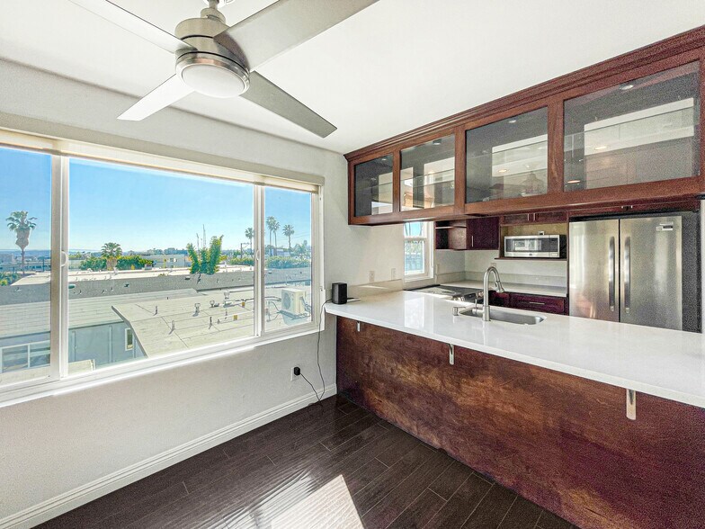 Building Photo - 960 N San Vicente Blvd