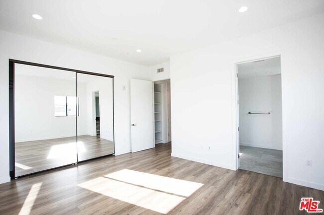 Building Photo - 11478 Moorpark St
