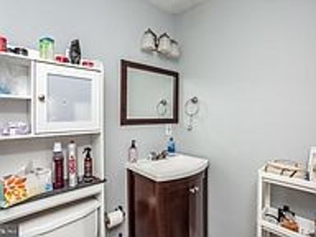 Building Photo - Gorgeously Renovated Upper Fells Point 2bd...