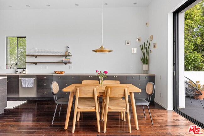 Building Photo - 2300 Ronda Vista Dr