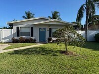 Building Photo - 608 SW 8th Ct