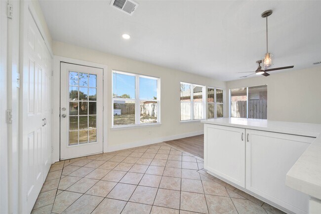 Building Photo - 5303 Bay Pines Dr