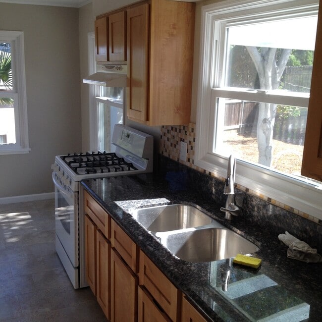 Building Photo - Beautiful 2bd/1ba Upstairs Duplex with a H...