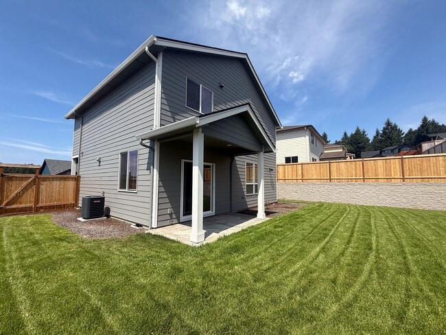 Building Photo - 634 NW Crater Lk Dr