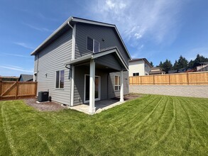 Building Photo - 634 NW Crater Lk Dr