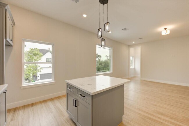 Building Photo - 811 E 39th St