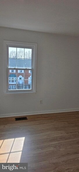 Building Photo - 165B Leeds Ct W