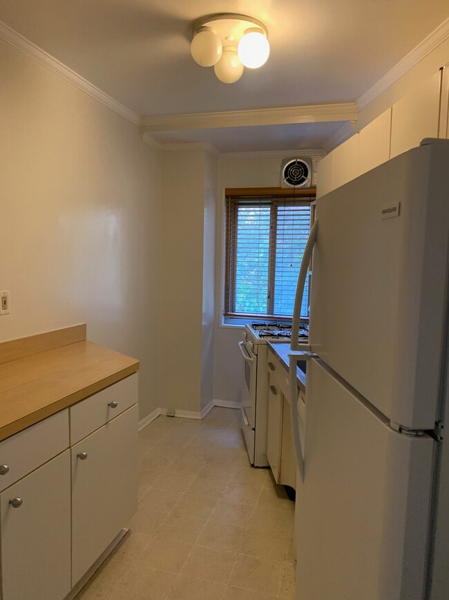 Kitchen - 4200 Cathedral Ave NW