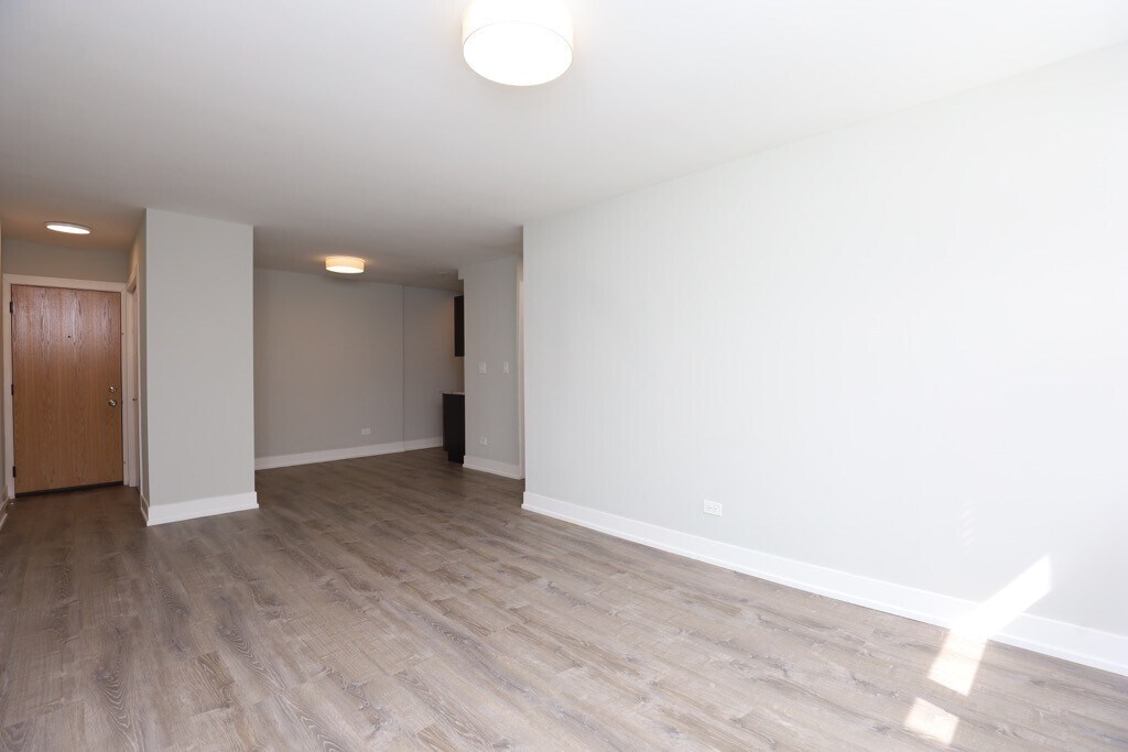 Building Photo - 448 W Barry Ave