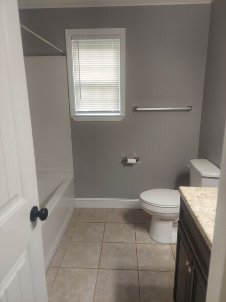 Full Bath - 4038 College Ter