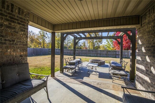 Building Photo - 3761 W Providence Dr