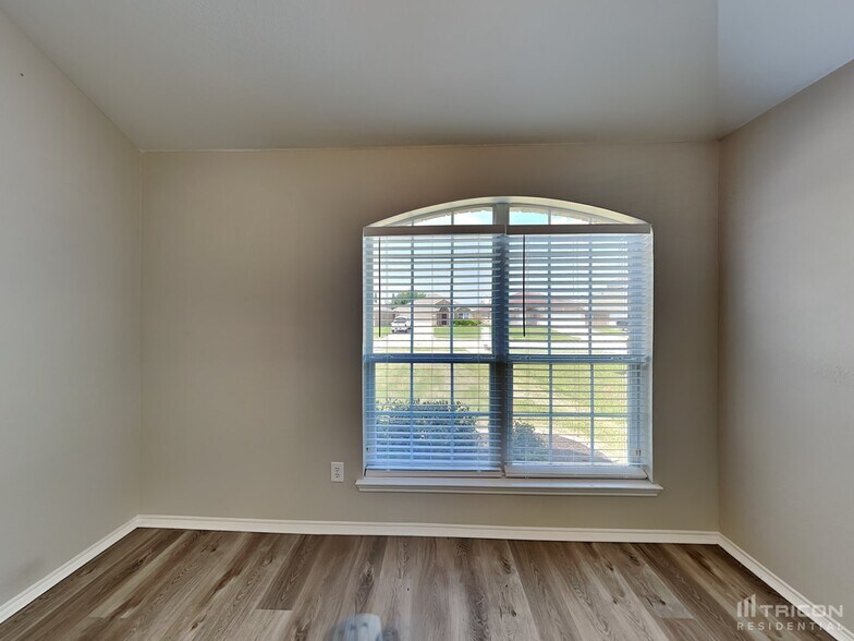 Building Photo - 2544 Taos Dr