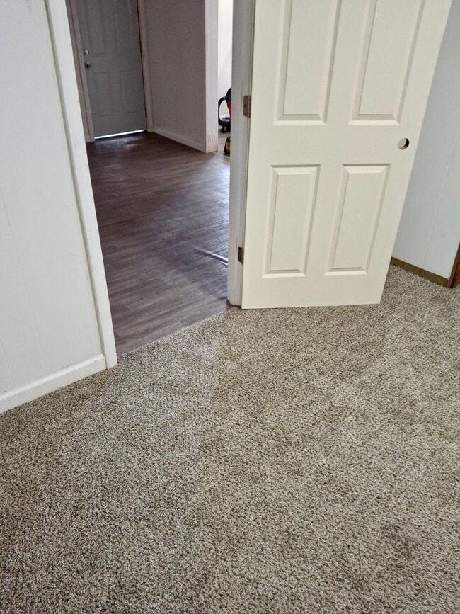 Building Photo - 2 Bedroom 1 Bath with All New Interior