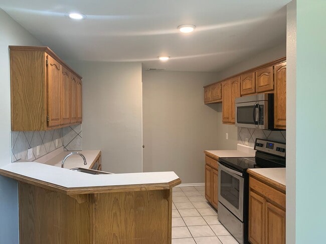 Building Photo - Spacious 4-bedroom home offers an easy com...