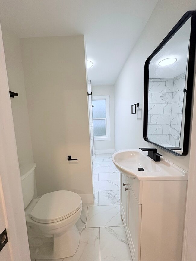 Building Photo - Charming 2 beds 1 baths in Columbus! Newly Renovated