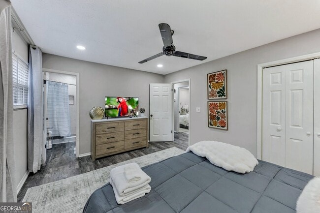 Building Photo - 3715 Clearwater Dr