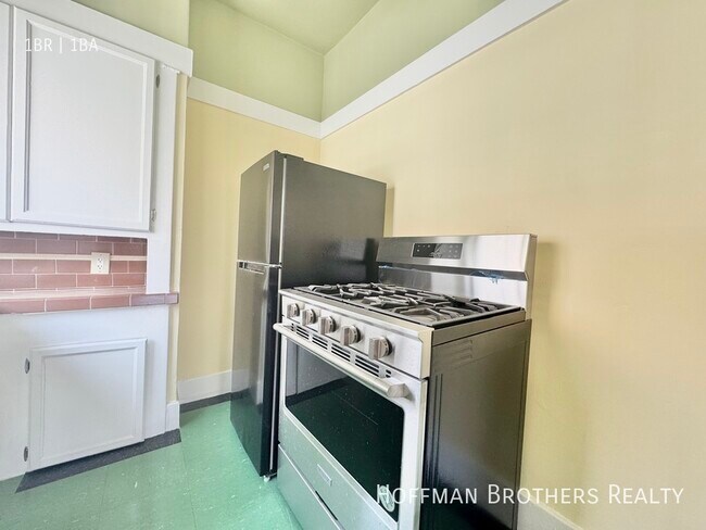 Building Photo - 1032 Albany St