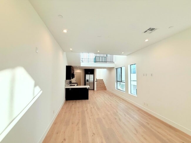 Building Photo - Beautiful Modern Luxury 4 Story Townhome - 4 bed - 3.5 bath with Rooftop Deck in Silver Lake