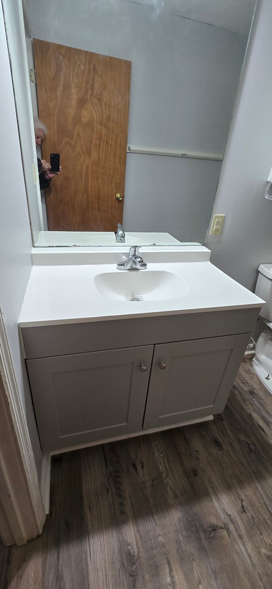 new vanity - 103 N Roosevelt St