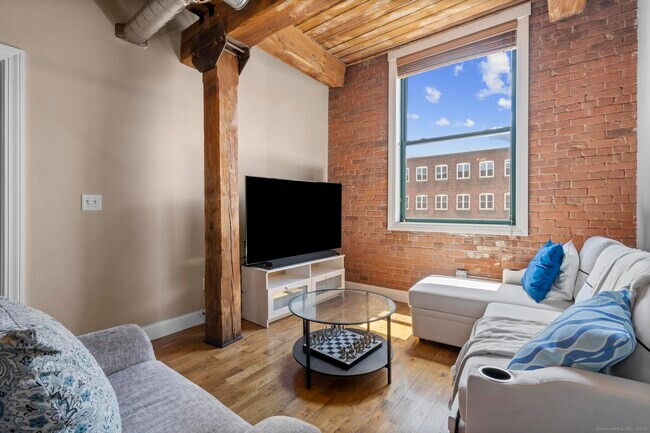 Building Photo - 145 Canal St E