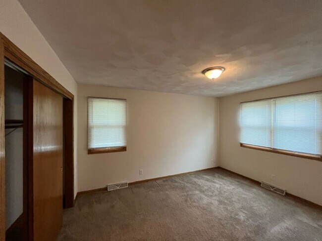 Building Photo - 305