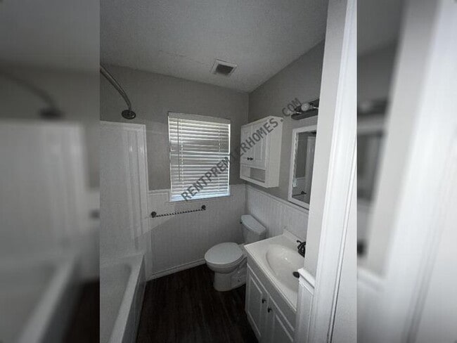 Building Photo - 404 Live Oak Dr