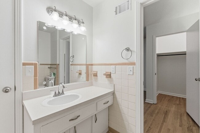 Building Photo - Crieve Hall Duplex