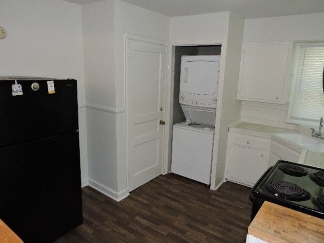 Building Photo - Fantastic 1/2 of Duplex in Desirable Garde...