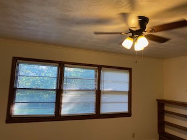 Building Photo - 3 Bed, 1 1/2 Bath, 1 Car Garage, Fenced Yard!