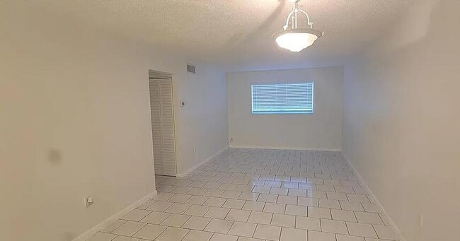 Building Photo - 650 SW 2nd Ave