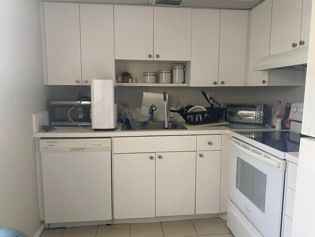 Building Photo - 542 Normandy Ln
