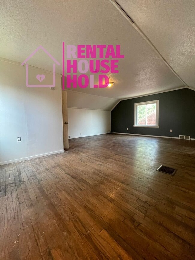 Building Photo - 3 BEDROOM 2 BATH BUNGALOW FREE PRE-SCREEN