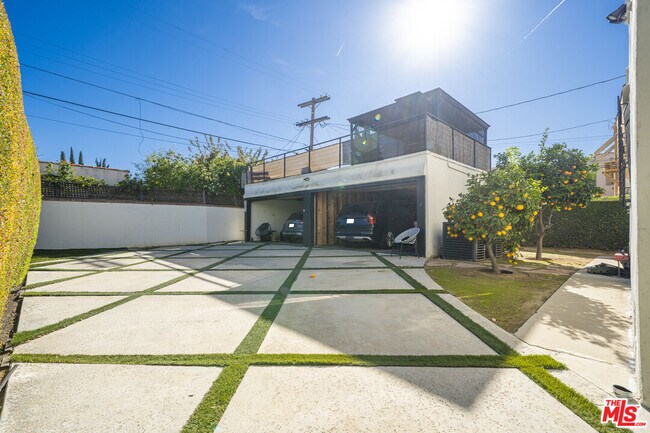 Building Photo - 1032 Masselin Ave